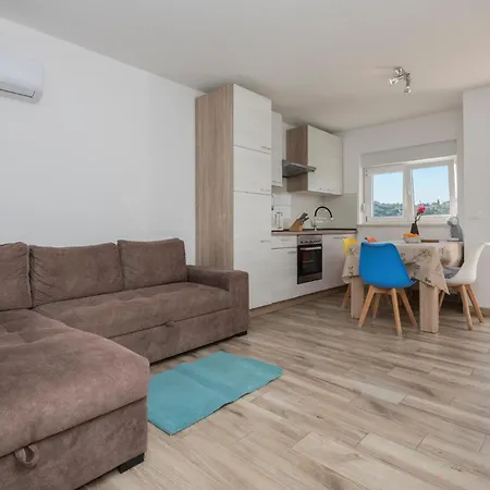 Cozy Apartment In Rogotin With Wifi *