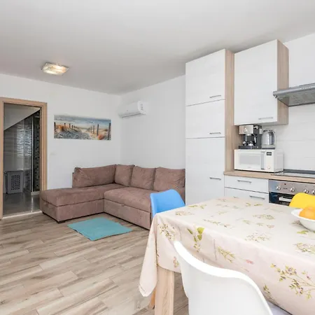 1 Bedroom Beautiful Apartment In Rogotin *